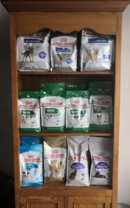 armoire d'exposition de croquettes.