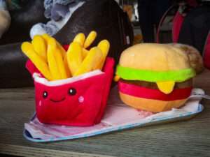 jouets chien hamburger et frites en peluche.
