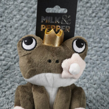 Doudou Vicky grenouille et sa couronne dorée – Milk & Pepper (13 cm)