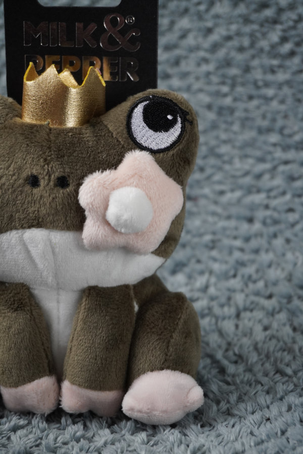 Doudou Vicky grenouille et sa couronne dorée - Milk & Pepper (13 cm) – Image 2