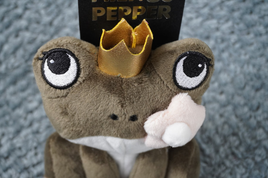 Doudou Vicky grenouille et sa couronne dorée - Milk & Pepper (13 cm) – Image 3